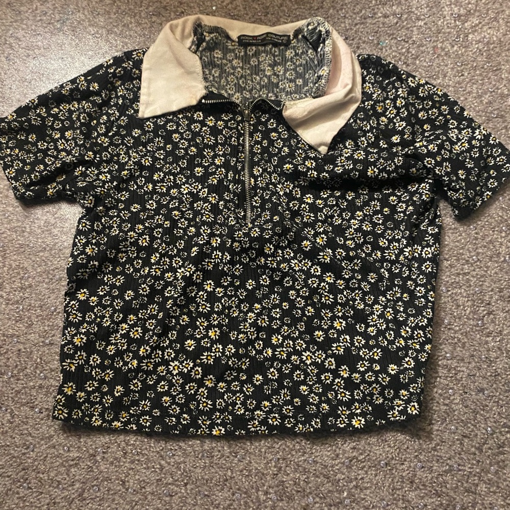 Black daisy crop top /w zipper!